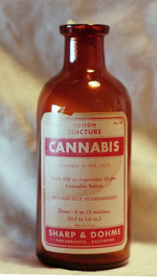 6-zabytkowe-butelki-cannabis.jpeg