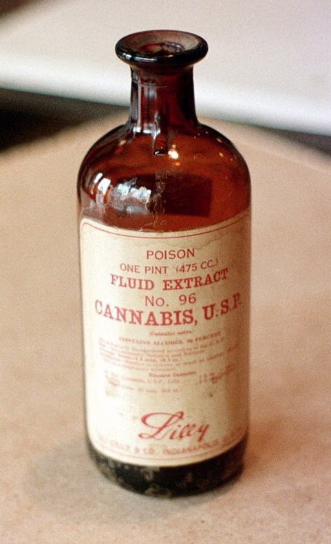 10-zabytkowe-butelki-cannabis.jpeg